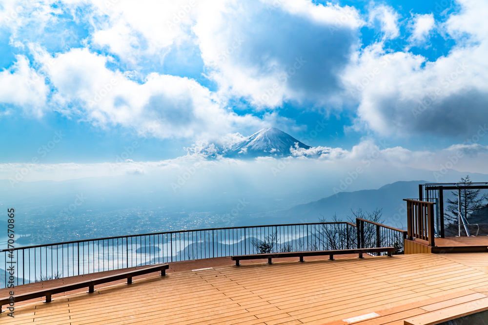 山梨県笛吹市の新道峠にあるFUJIYAMAツインテラス（ファーストテラス）から雲海と富士山の風景