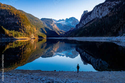Obraz na plátně Woman looking at view of the Gosaukamm mountain range and the Dachstein glacie