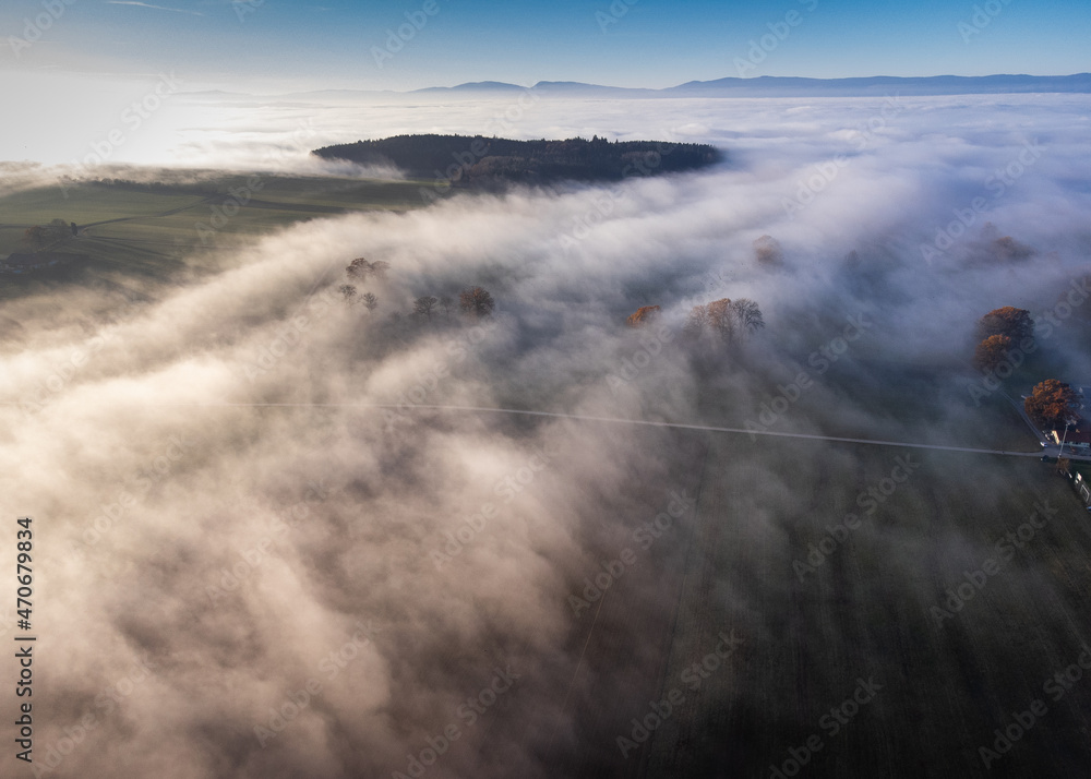 Vue aérienne du brouillard sur les hauteurs de Billens dans le canton de Fribourg en Suisse