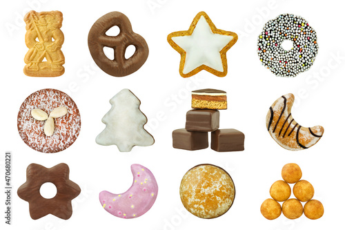 Kekse, Kuchen und Süßigkeiten für Weihnachten auf weißem Hintergrund photo