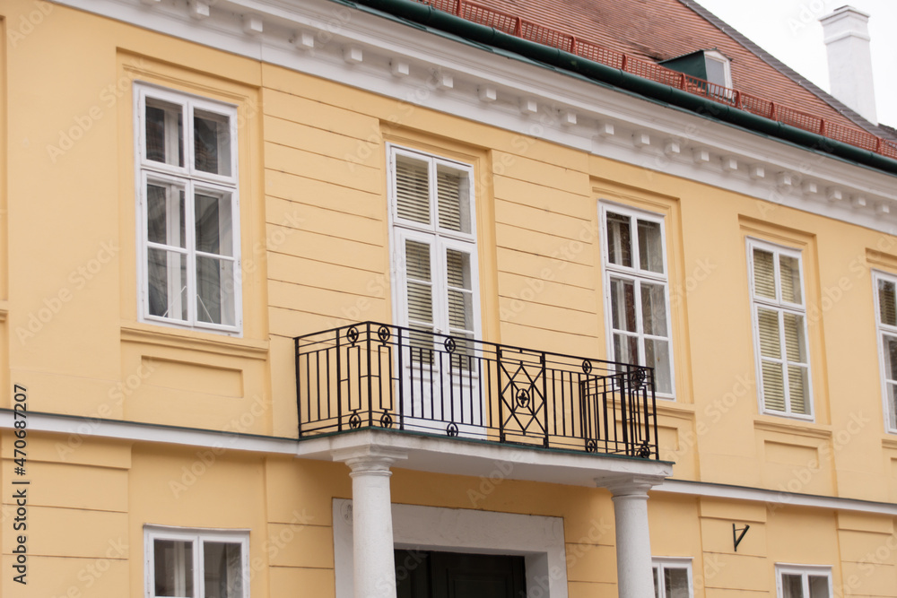 Gelbes Haus mit Balkon mit historischer Fassade Gelbes Haus mit Balkon mit historischer Fassade