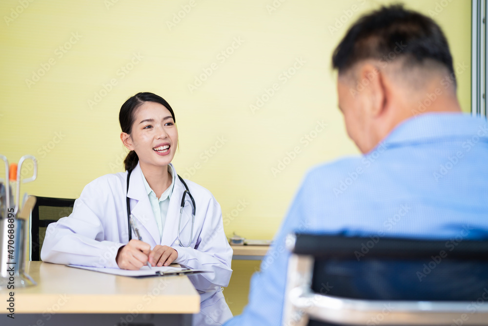 Asian female doctor talking to an elderly woman To maintain health with a smile, the concept is to take care of health, elderly patients, teenage doctors. Asian female doctor talking to an elderly woman To maintain health with a smile, the concept is to take care of health, elderly patients, teenage doctors.
