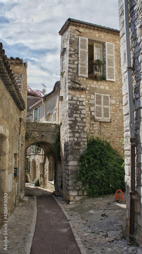 Obraz premium Provence, France, September 2010, stone arch on a cobbled street in the ancient city of Saint-Paul-de-Vence