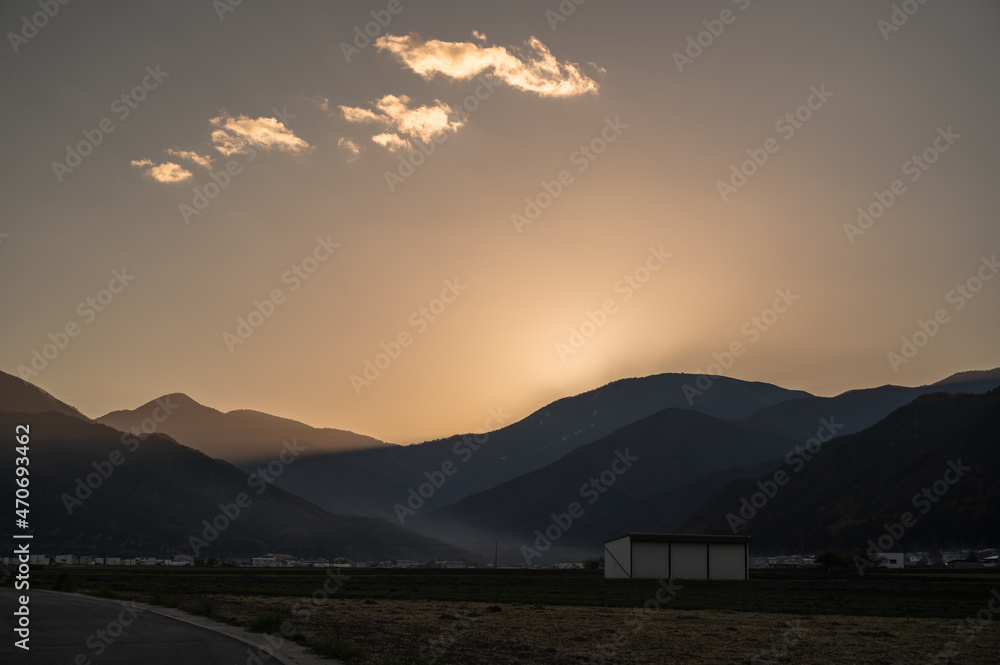 Obraz premium 夕暮れ時の農村 朝日村