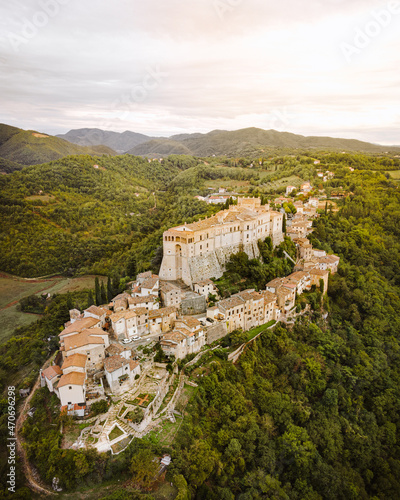 Tableau sur toile Rocca Sinibalda borgo medievale del Lazio, Italia