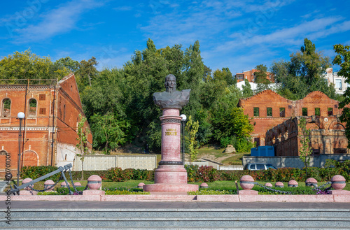 Fotografía Bust of Admiral Ushakov against the background of the ruins of the Paramonovsky warehouses