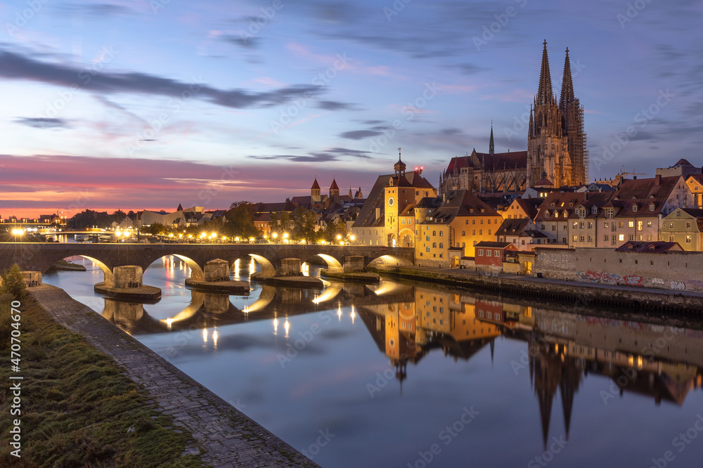 wunderschöner Sonnenaufgang über Regensburg mit herrlichen Wolken und einem tollen Licht