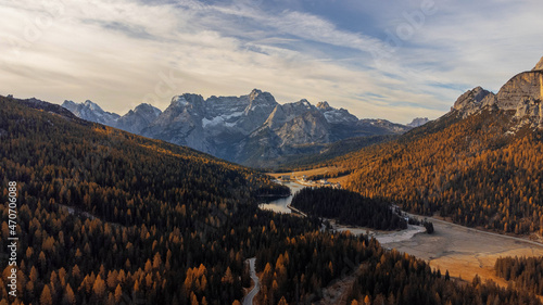 Drohnenflug über den Lago d´Antorno in den Dolomiten in Italien