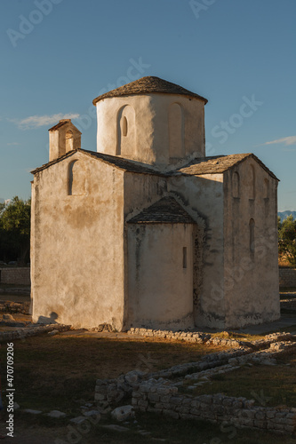 Nin Chorwacja stare miasto zabytki uliczki kościół św. Krzyża