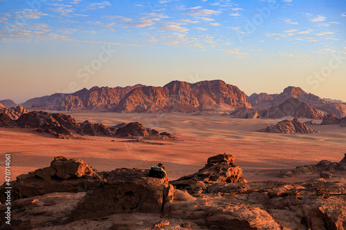 tramonto nel deserto Wadi Rum, in Giordania photo