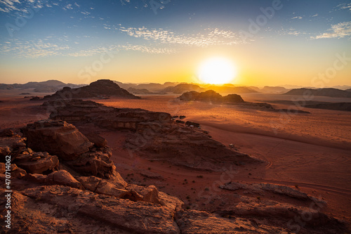 Fototapeta Naklejka Na Ścianę i Meble -  tramonto nel deserto Wadi Rum, in Giordania