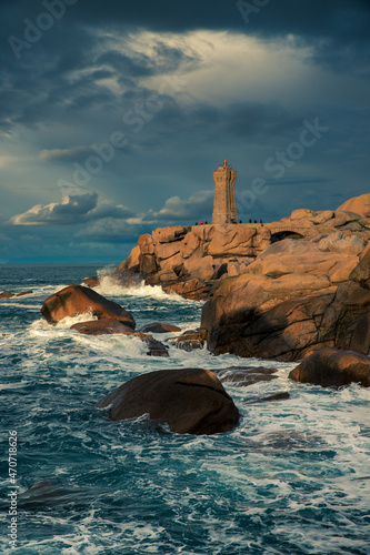 Phare de Men Ruz à Ploumanac'h (Bretagne, Perros Guirec) devant une mer agitée photo