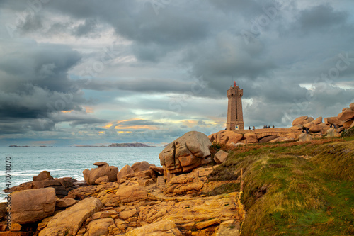Photographie de paysage d'un phare breton sous un ciel gris nuageux de fin de journée