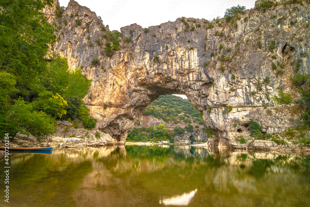 Vue de Vallon Pont d'Arc, site touristique en Ardèche, Sud de la France.	
