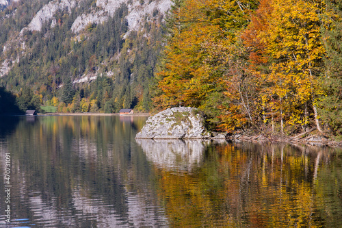 Fototapeta Naklejka Na Ścianę i Meble -  Idyllic mountain lake Leopoldsteinersee surrounded by mountains in Austria