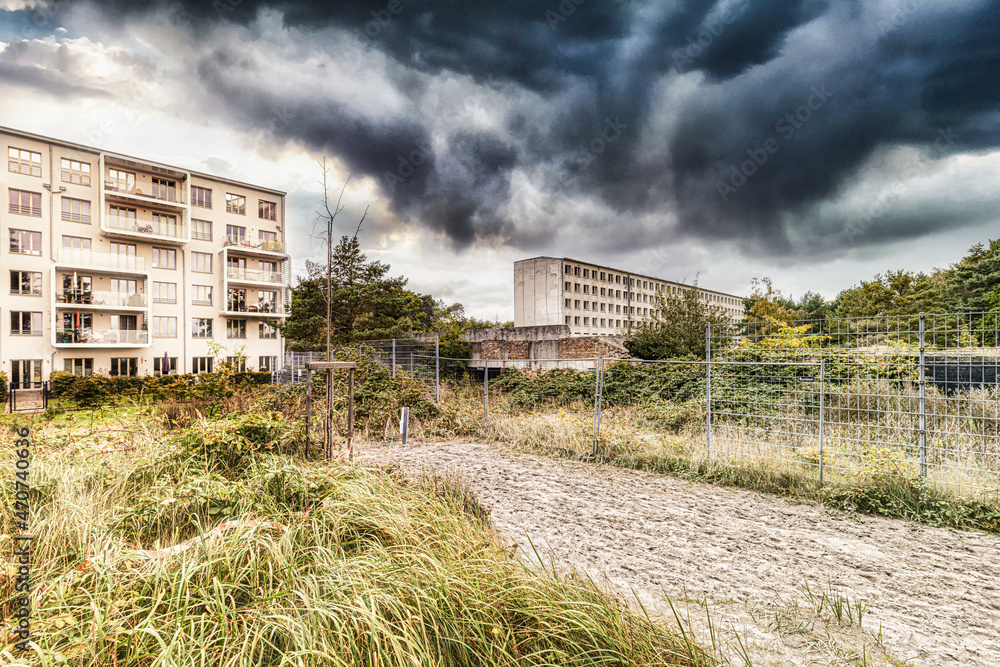 sanierter und unsanierter Wohnblock in Prora auf Rügen sanierter und unsanierter Wohnblock in Prora auf Rügen
