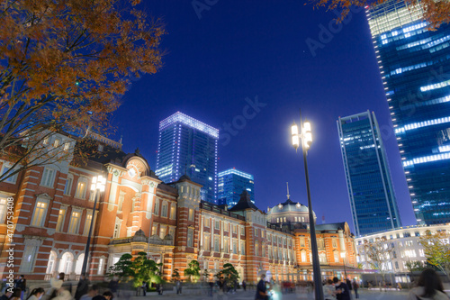 東京都千代田区丸の内の東京駅周辺の夜の都市景観