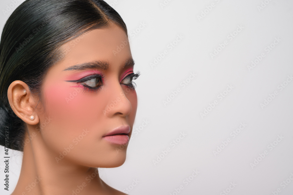 Naklejka premium Pretty girl with pink makeup and left facing