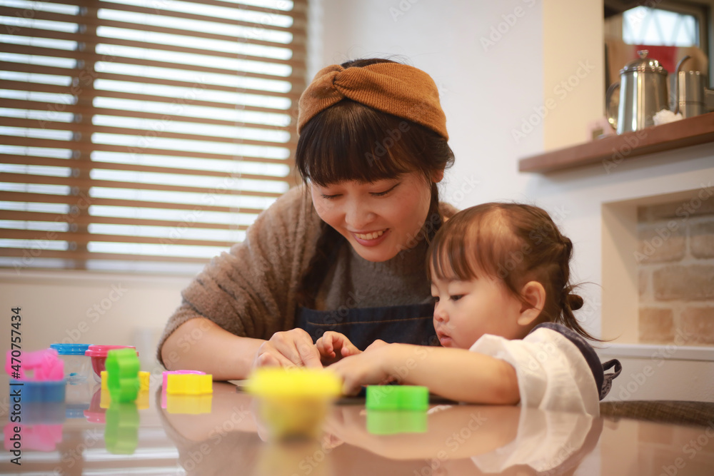 粘土で遊ぶ親子 粘土で遊ぶ親子