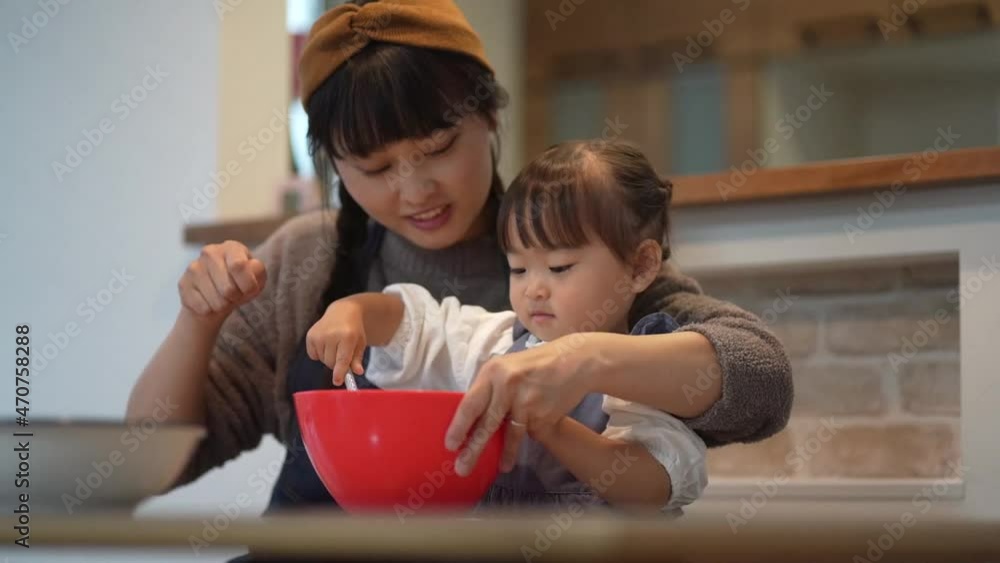 お菓子作りをする親子 お菓子作りをする親子