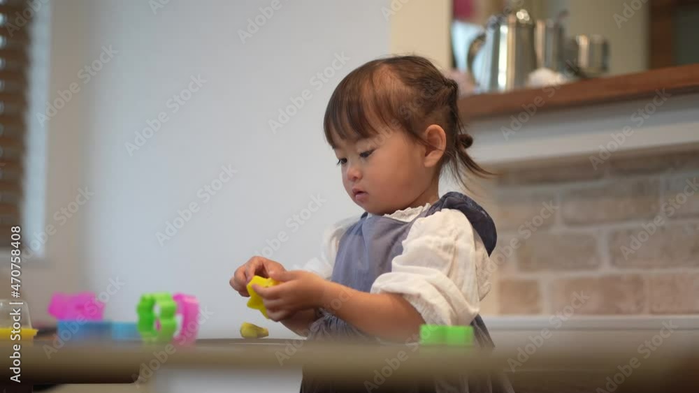ねんどで遊ぶ女の子 ねんどで遊ぶ女の子