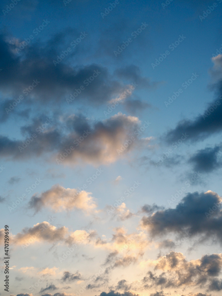 노을 빛 하늘과 구름 풍경
