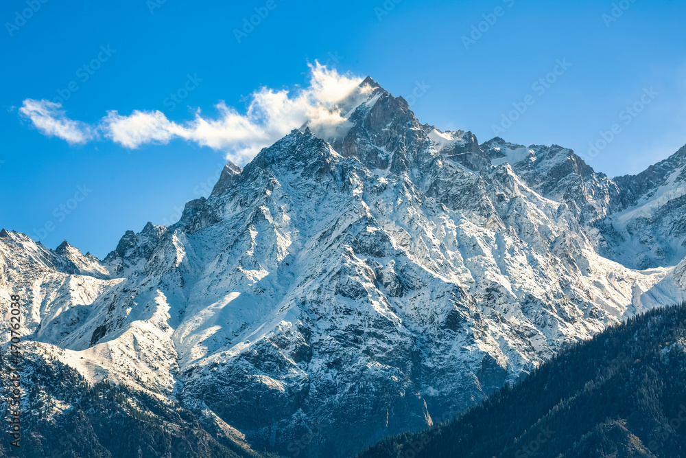 Obraz premium Snow peak of Kinnaur Kailash Himalaya range as viewed from Kalpa Himachal Pradesh, India