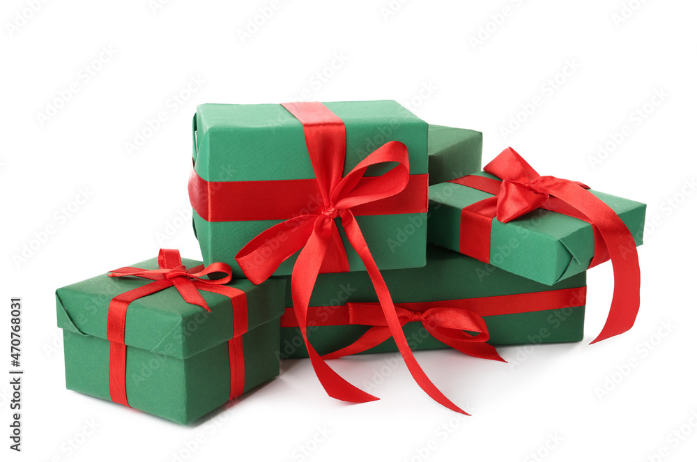 Obraz premium Green gift boxes with red bows on white background