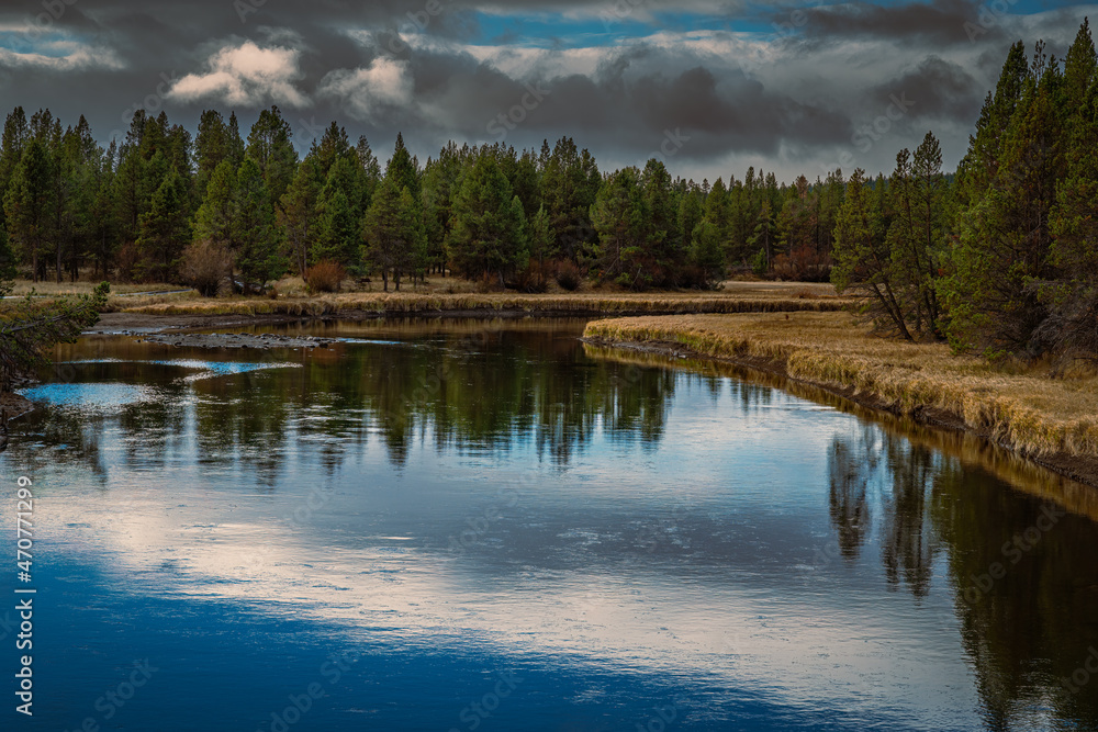 2021-11-22 DESCHUTES RIVER WITH COLORFUL FOLIAGE AND A REFLECTION ON THE RIVER NEAR SUNRIVER OREGON 2021-11-22 DESCHUTES RIVER WITH COLORFUL FOLIAGE AND A REFLECTION ON THE RIVER NEAR SUNRIVER OREGON