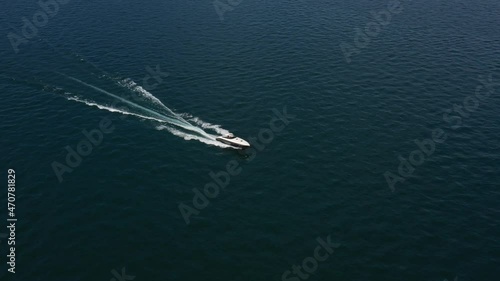 Wallpaper Mural White boat movement on the water top view. Luxury boat fast movement on blue water, aerial view. Expensive luxury speed boat moving on the water top view. Torontodigital.ca