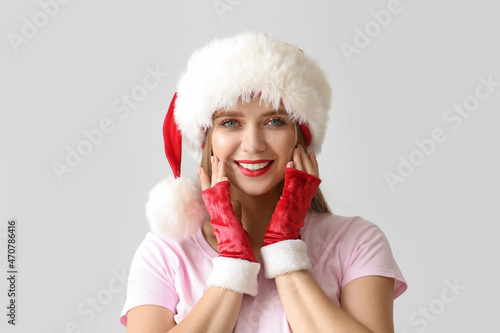 Beautiful young woman in Sa...