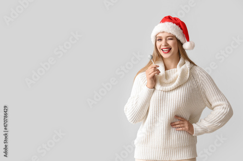 Grimacing young woman in Sa...