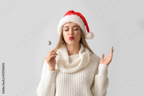 Beautiful young woman in Sa...