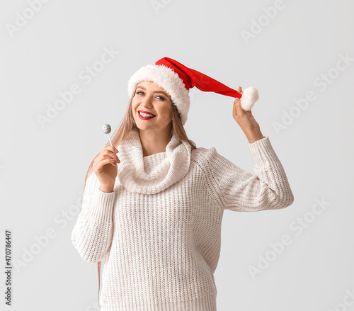 Beautiful young woman in Sa...