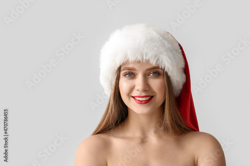 Beautiful young woman in Sa...