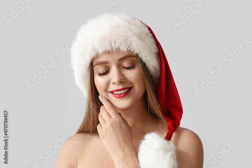 Beautiful young woman in Sa...