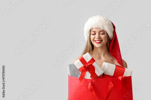 Beautiful young woman in Sa...