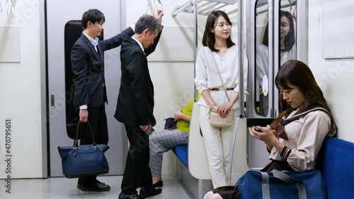 電車・地下鉄に乗る人々