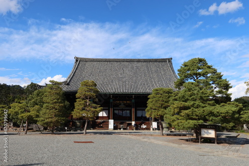 Hon-dou Main Hall in the precincts of Seiryo-ji Temple at Saga in Kyoto City in Japan 日本の京都市嵯峨にある清涼寺境内の本堂 © SAGURI　YUKIO