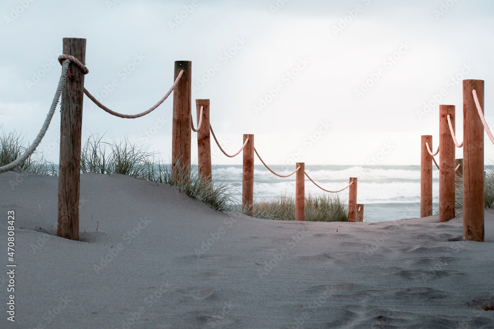 Naklejka premium Walkway leading to beach scene