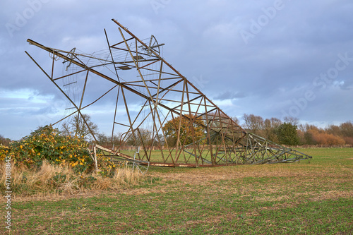 Fotografia Fallen electricity pylon in a field