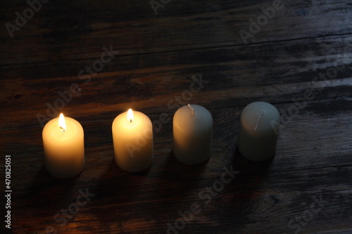 Zwei Kerzen brennen am 2. Adventsonntag, 2019