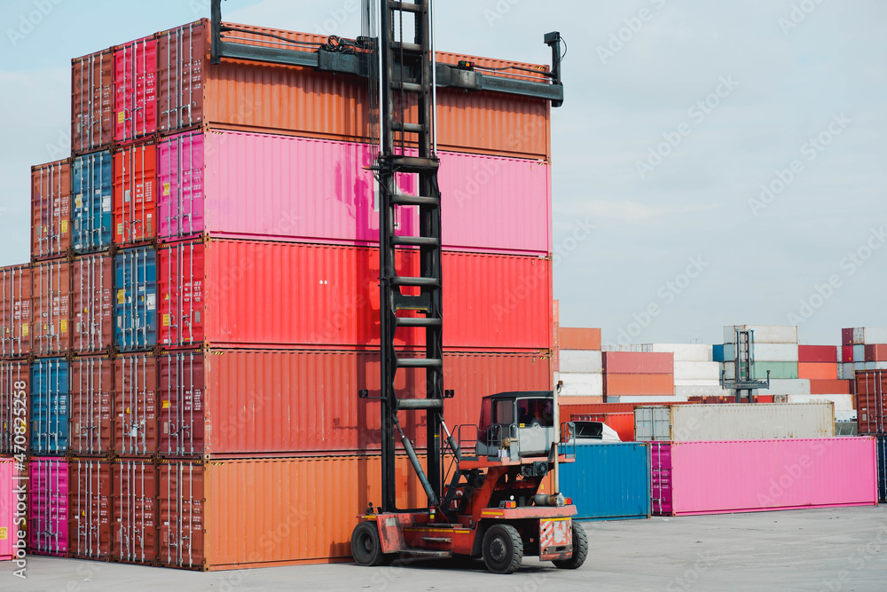 Working in a container yard Container handlers Working in a container yard Container handlers