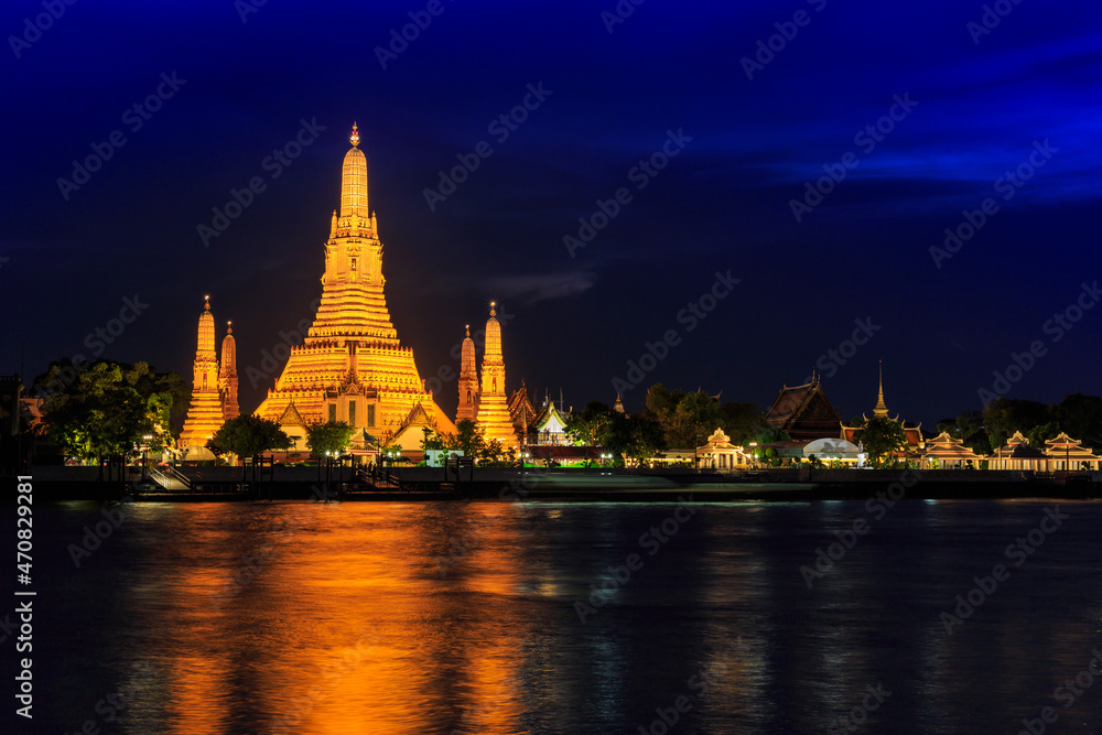 Sunset city skyline at Wat Arun temple and Chao Phraya River, Bangkok. Thailand