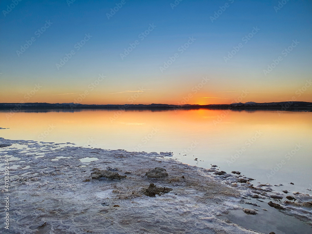 Obraz premium Vega Baja del Segura - Torrevieja - Salinas de Torrevieja, un lago salado, un paraje natural donde los atardeceres son mágicos y los reflejos y formaciones salinas son un espectáculo de la naturaleza