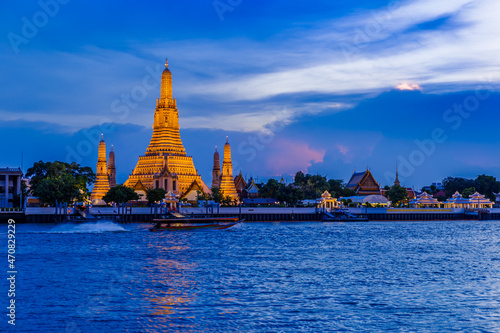 Sunset city skyline at Wat Arun temple and Chao Phraya River, Bangkok. Thailand