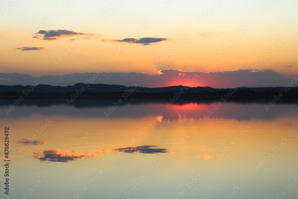 Fototapeta premium Vega Baja del Segura - Torrevieja - Salinas de Torrevieja, un lago salado, un paraje natural donde los atardeceres son mágicos y los reflejos y formaciones salinas son un espectáculo de la naturaleza