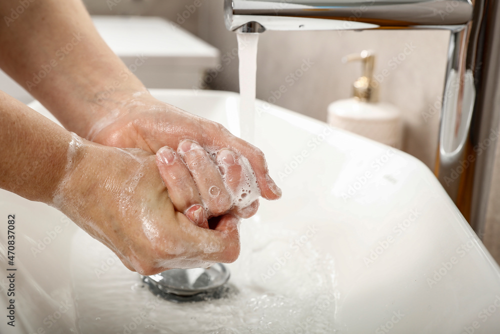 Wiping hands in the bathroom with soap and warm water, covid bacteria 19 Wiping hands in the bathroom with soap and warm water, covid bacteria 19