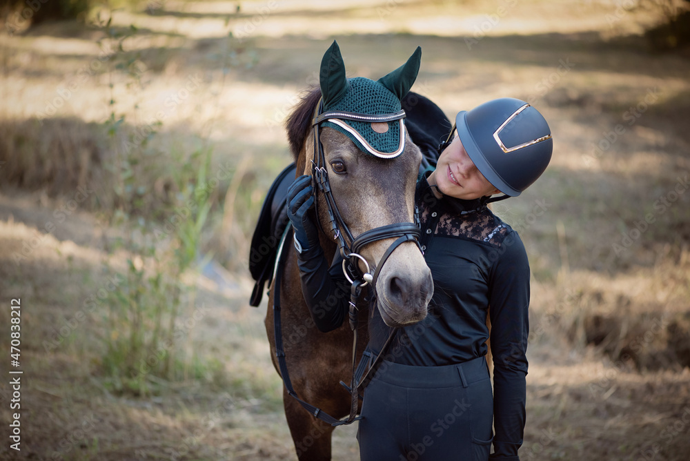 Fototapeta premium Glückliche Reiterin mit Pferd