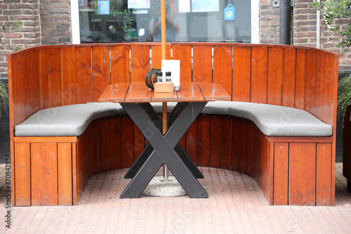 Buchstabe X - Sitzbank im Außenbereich eines Restaurants
